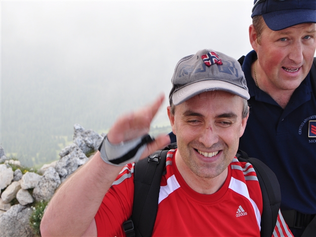 Il presidente arriva sulla cima del corno bianco insieme al poliziotto Andrea... è tutto merito suo, non del presidente!